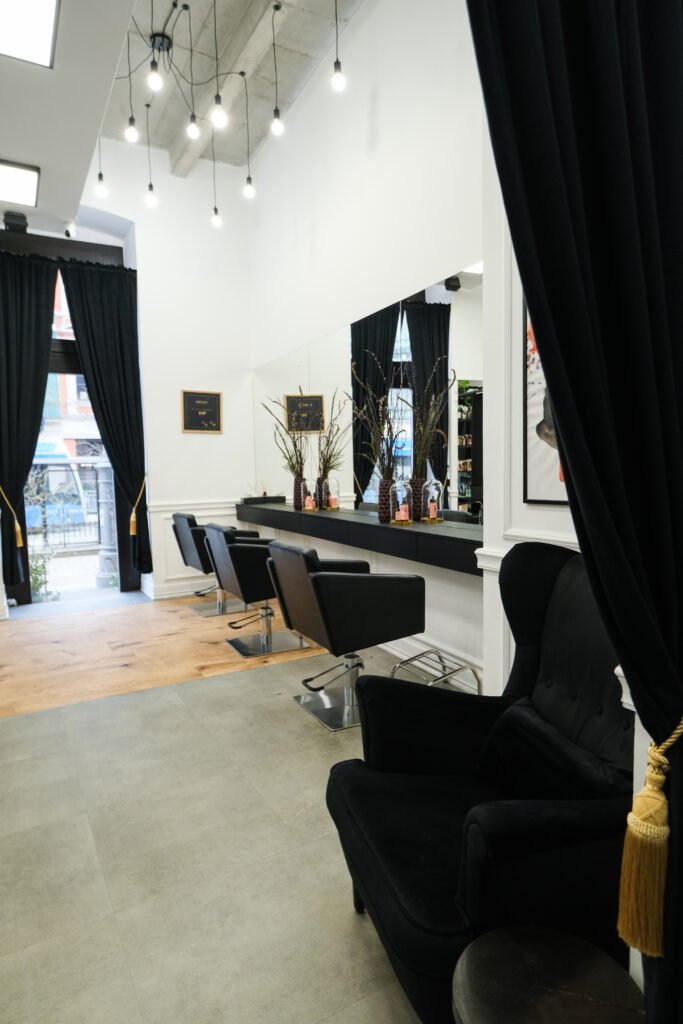 Wnętrze salonu SZYJA Hair Academy